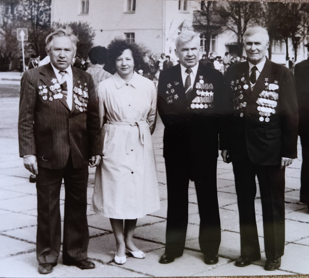 Полубарьева с героями.jpg