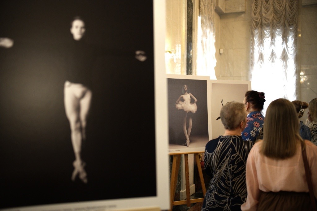 Выставка позволяет посмотреть на звезд Мариинского театра с неожиданном ракурса. Фото Юлии Михеевой.jpg