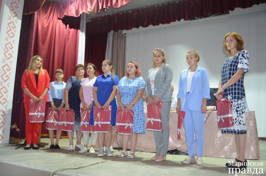 Татьяна и Регина на районной августовской педагогической конференции. Четвертая и вторая справа.jpg