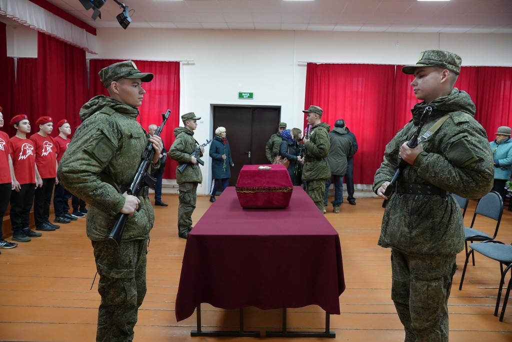 Траурная церемония прощания с погибшим прошла в местном Доме культуры. (Фото предоставлено Комитетом молодежной политики РМЭ)..