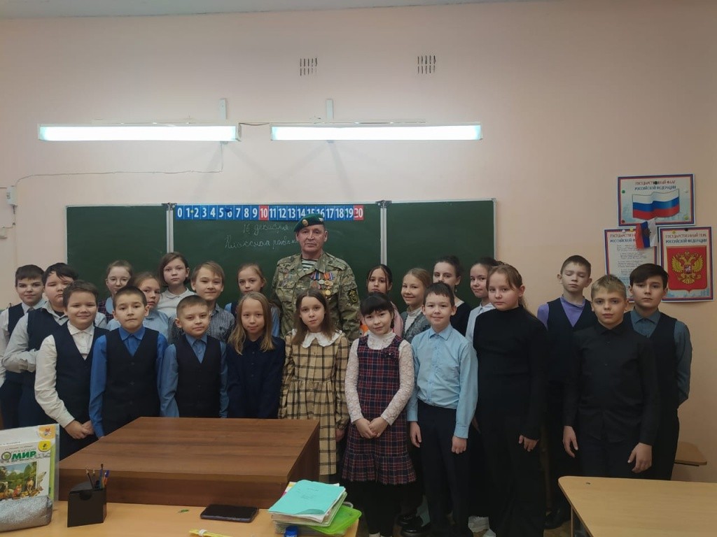 Пограничники часто бывают в школах республики. (Фото предоставлено Михаилом Сусловым).