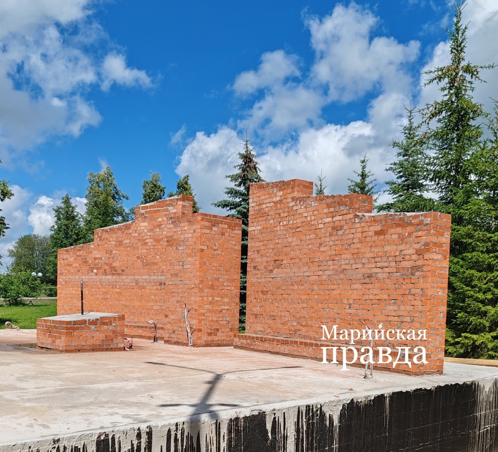 Кирпичная кладка постамента практически завершена 1.jpg