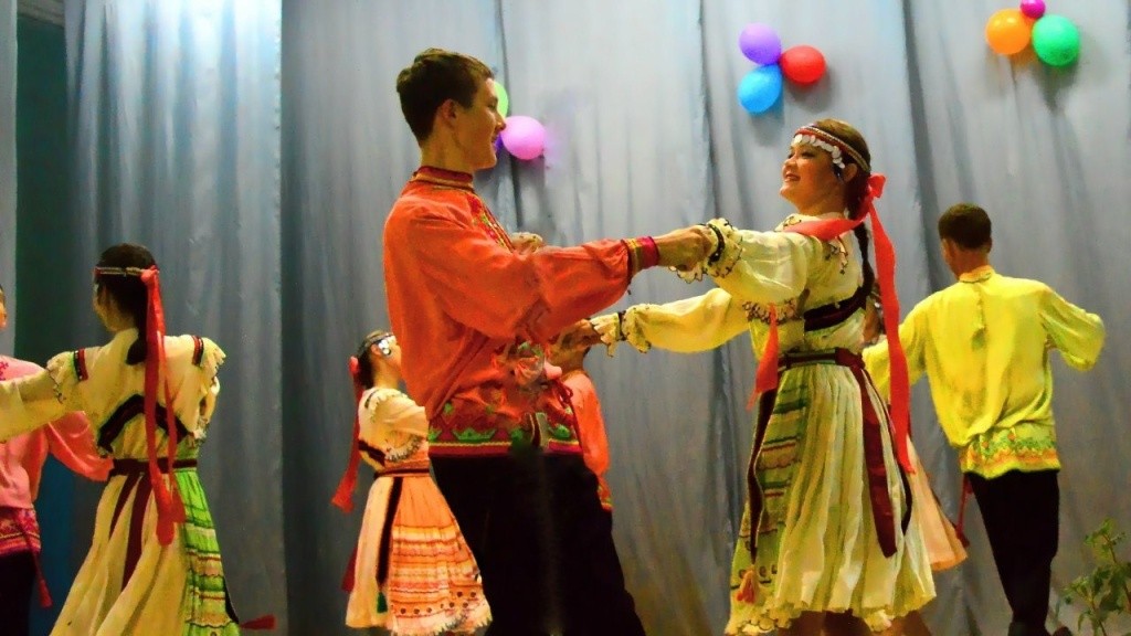 Танец елабужских мари. фото предоставлено Б. Дмитриевым.jpg