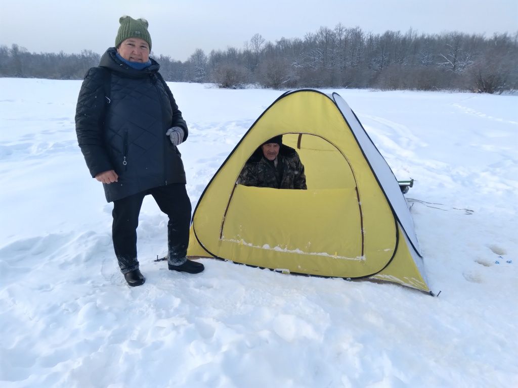 Елена Матвеева так "заразилась" зимней рыбалкой, что теперь с удовольствием осваивает ее азы. (Фото предоставлено Еленой Матвеевой).
