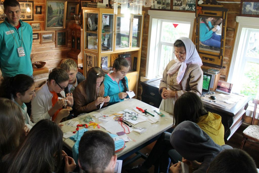 Мастер-класс для школьников. (Фото из семейного архива).