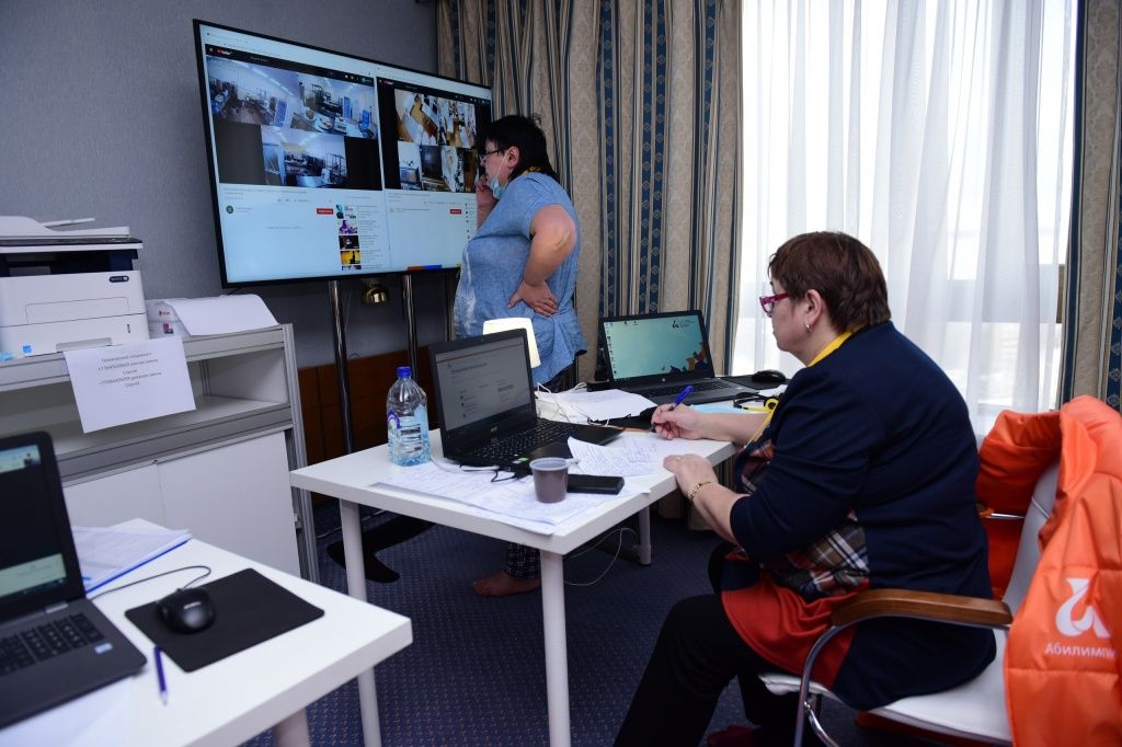 эксперты смотрят.jpg