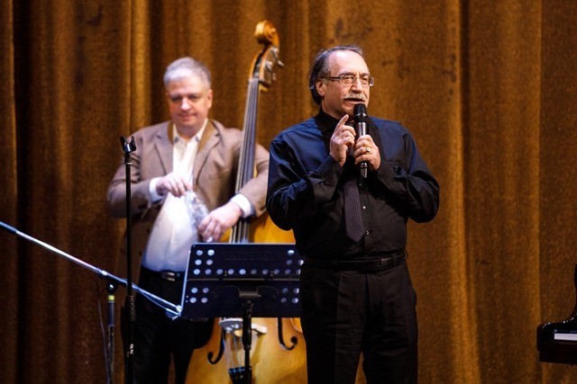 Музыкант не только играл, но и общался с публикой. Фото Евгения Никифорова.jpg