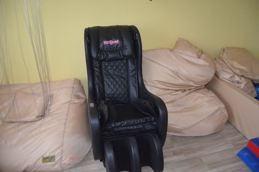 В комнате психологической разгрузки есть шикарное массажное кресло.jpg