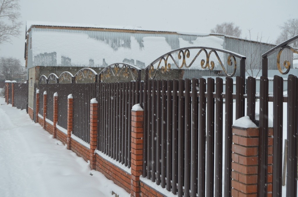 С элементами холодной ковки, изготовленными своими руками, забор стал значительно истереснее.JPG