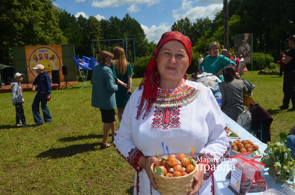 Сотрудница Оршинского клуба Эльвира Булыгина печет восхитительные колобки по старинным рецептам.jpg