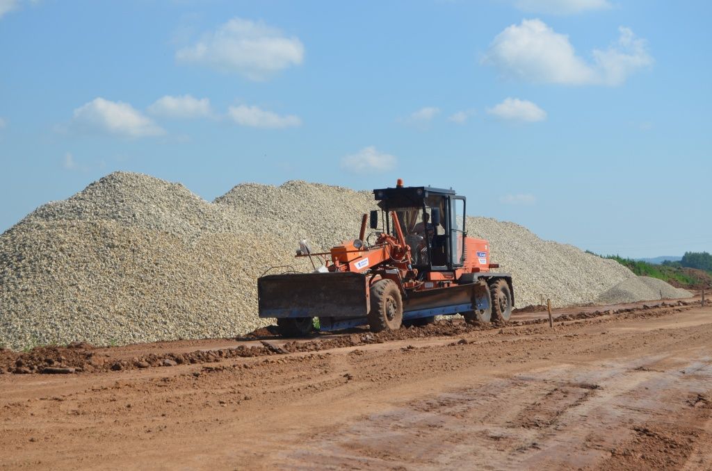 Вдоль дороги складированы горы песка и щебня.JPG