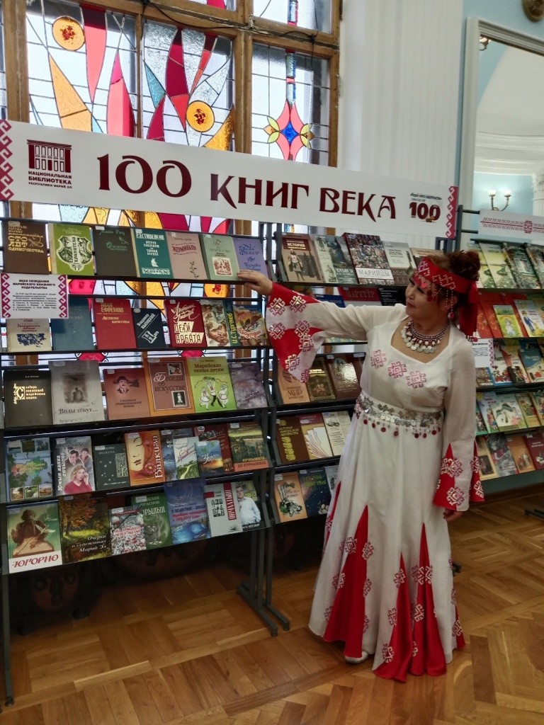 На выставке в зеркальном зале театра им. Шкетана были представлены лучшие образцы напечатанных изданием книг . Фото предоставлено Издательским домом Марийское книжное издательство.jpg