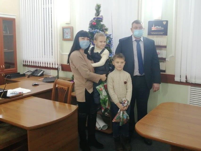 Подарок Косте Коникевичу вручил глава Медведевской администрации. (Фото предоставлено Минсоцразвития РМЭ).дведево.jpg