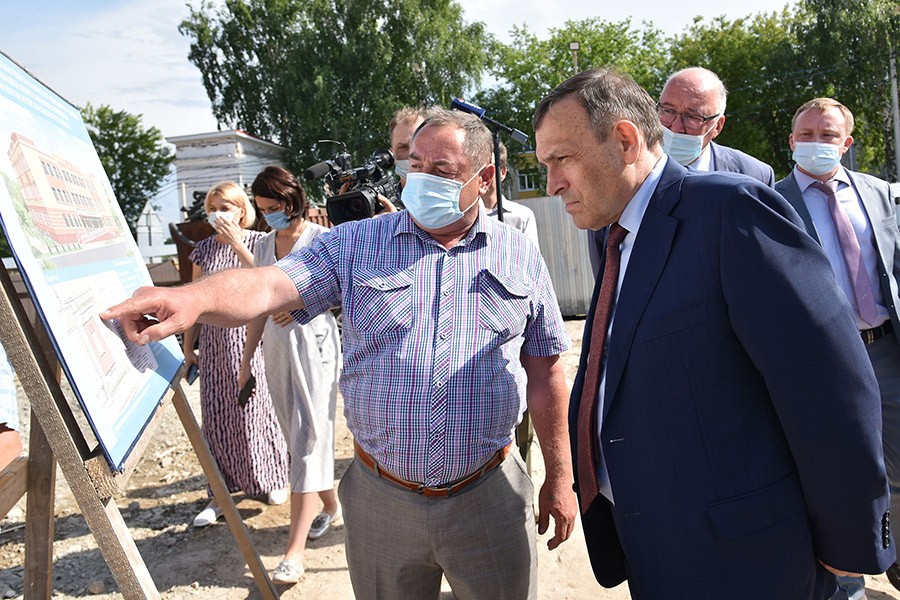 Александр Евстифеев на строительстве школы в поселеке Медведево.jpg