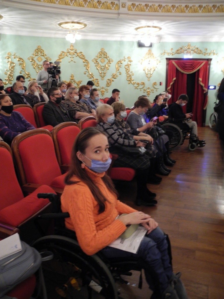 Редко кому из людей с инвалидностью удается побывать в таком театре. (Фото Натальи Кулишовой).