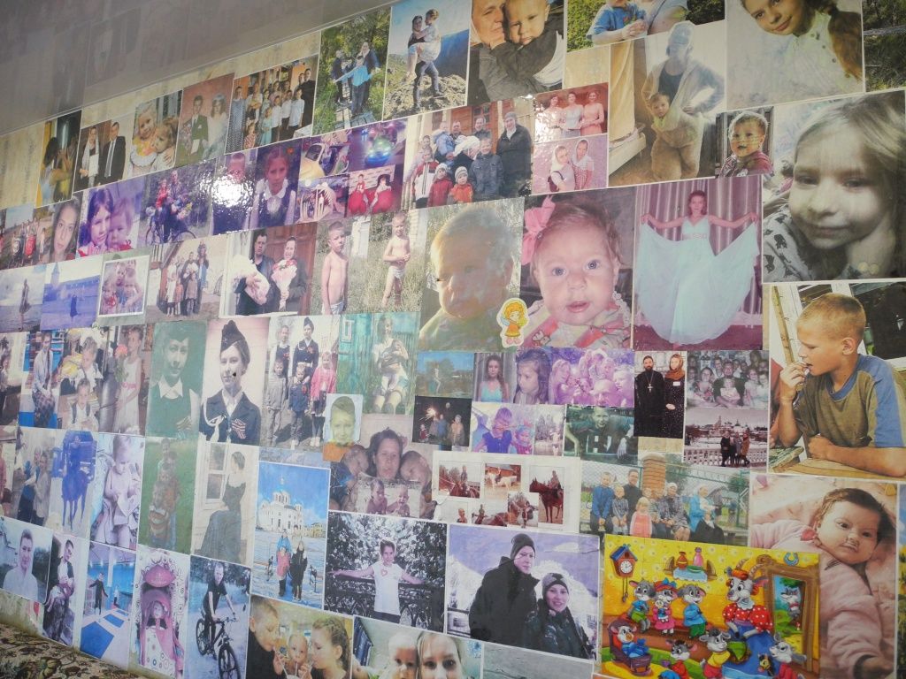 Вся стена оклеена семейными фотографиями. (Фото Натальи Кулишовой).