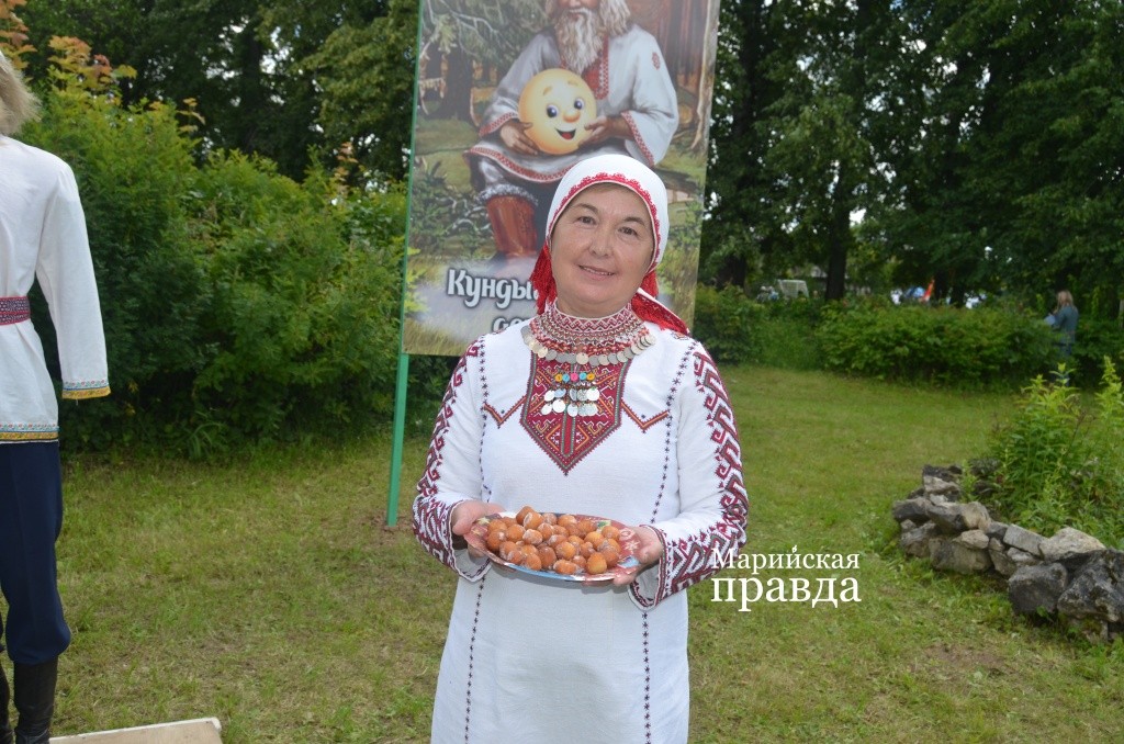 Педагог Лариса Санникова знает историю появления марийского колобка(1).jpg