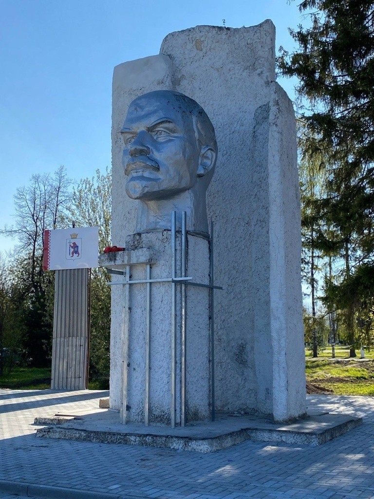 2.1. памятник Ленину Советский.jpg