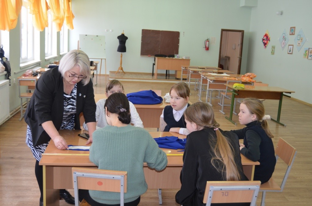 Сегодня пятиклассницы под руководством Светланы Витальевны учатся кроить. Сегодня пятиклассницы под руководством Светланы Витальевны учатся кроить.jpg