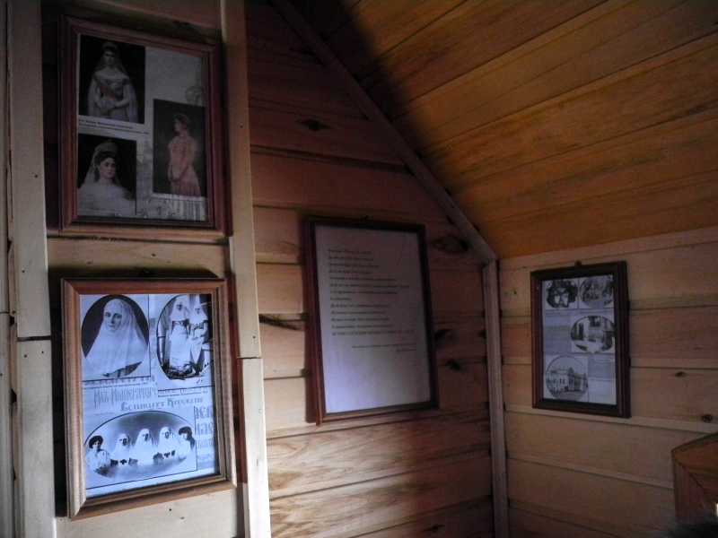 В сенях церквушки печка и фотографии из жизни царской семьи (4)