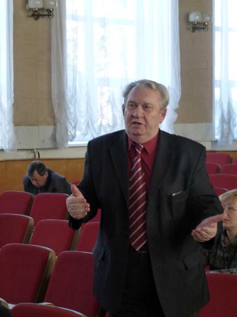 Василий Кукарин призывает строже взыскивать с нерадивых жильцов.