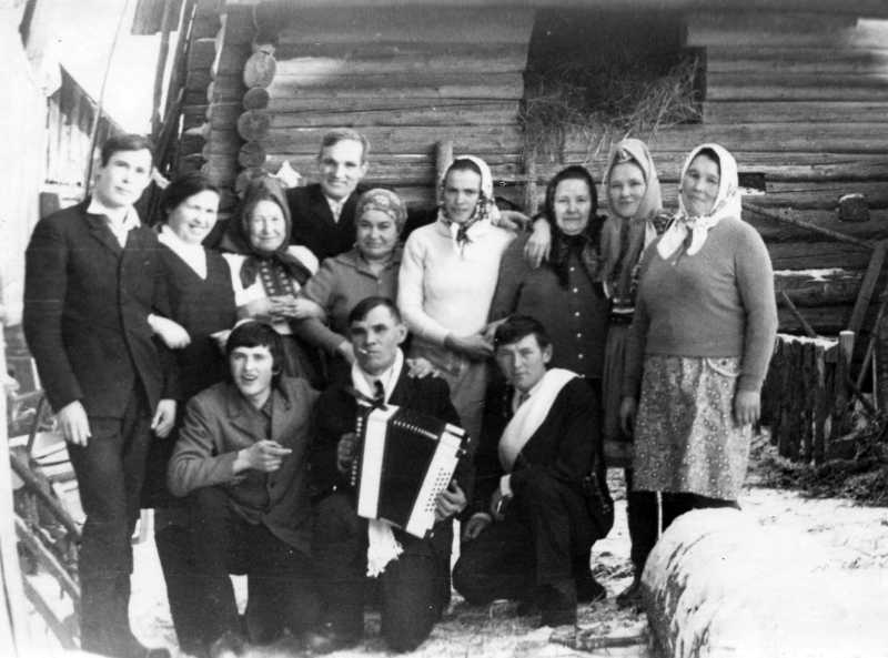 3.Какая свадьба без гармошки. С ней отец Александра, а третья слева во втором ряду - мать.