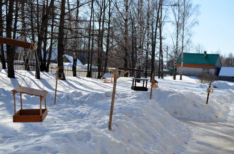 Школа в окружении