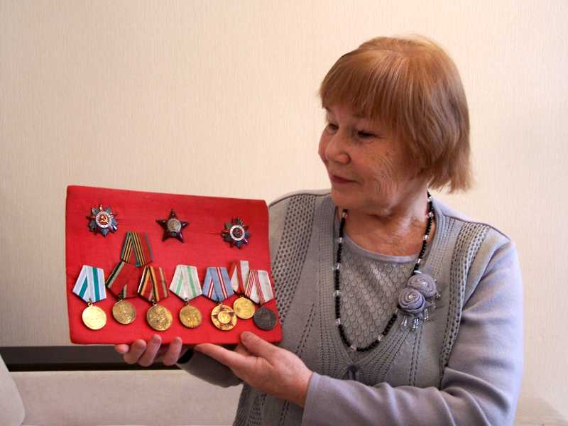 Боевые и трудовые ордена и медали - семейная реликвия Элембаевых и Петровых. Фото Геннадия Емельянова.