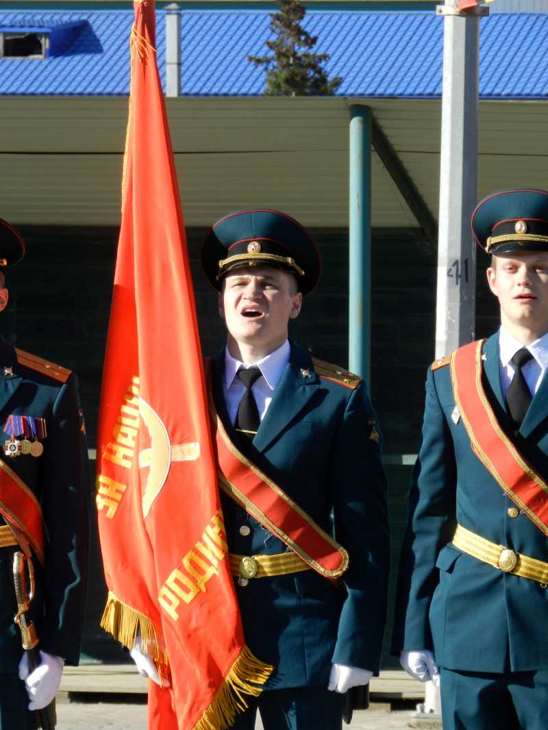 Участник парада поет гимн России