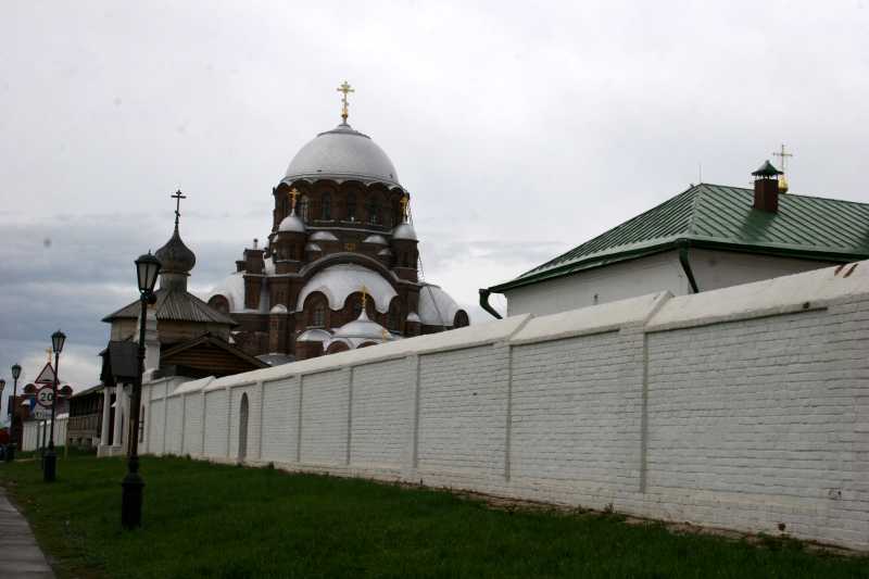 Стена монастыря