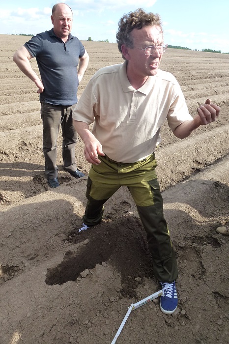 Андрей Бабушкин делится приемами агротехники прямо на поле.
