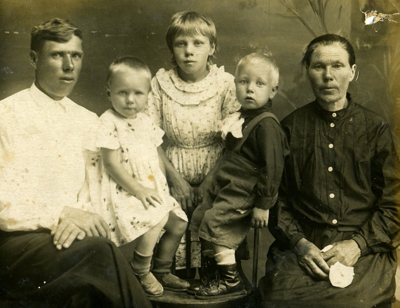 (2)Июнь 1941 г. Тася с папой Иваном Прокофеьвичем, бабушкой Евдокией Васильевной, младшей сестренкой Владомй и двоюродным братом Сережей.