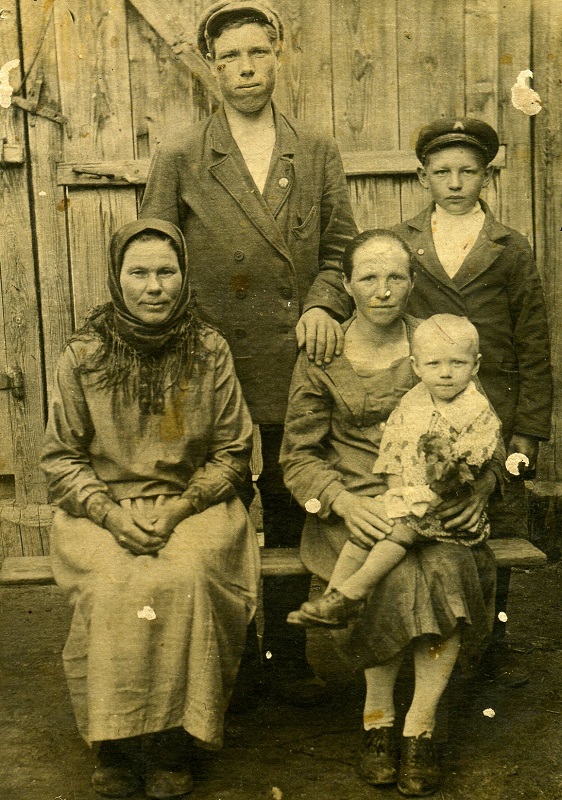 (4)1933 г. Тася на коленях у мамы Анны Анатольевны, рядом бабушка, отец и кресный.